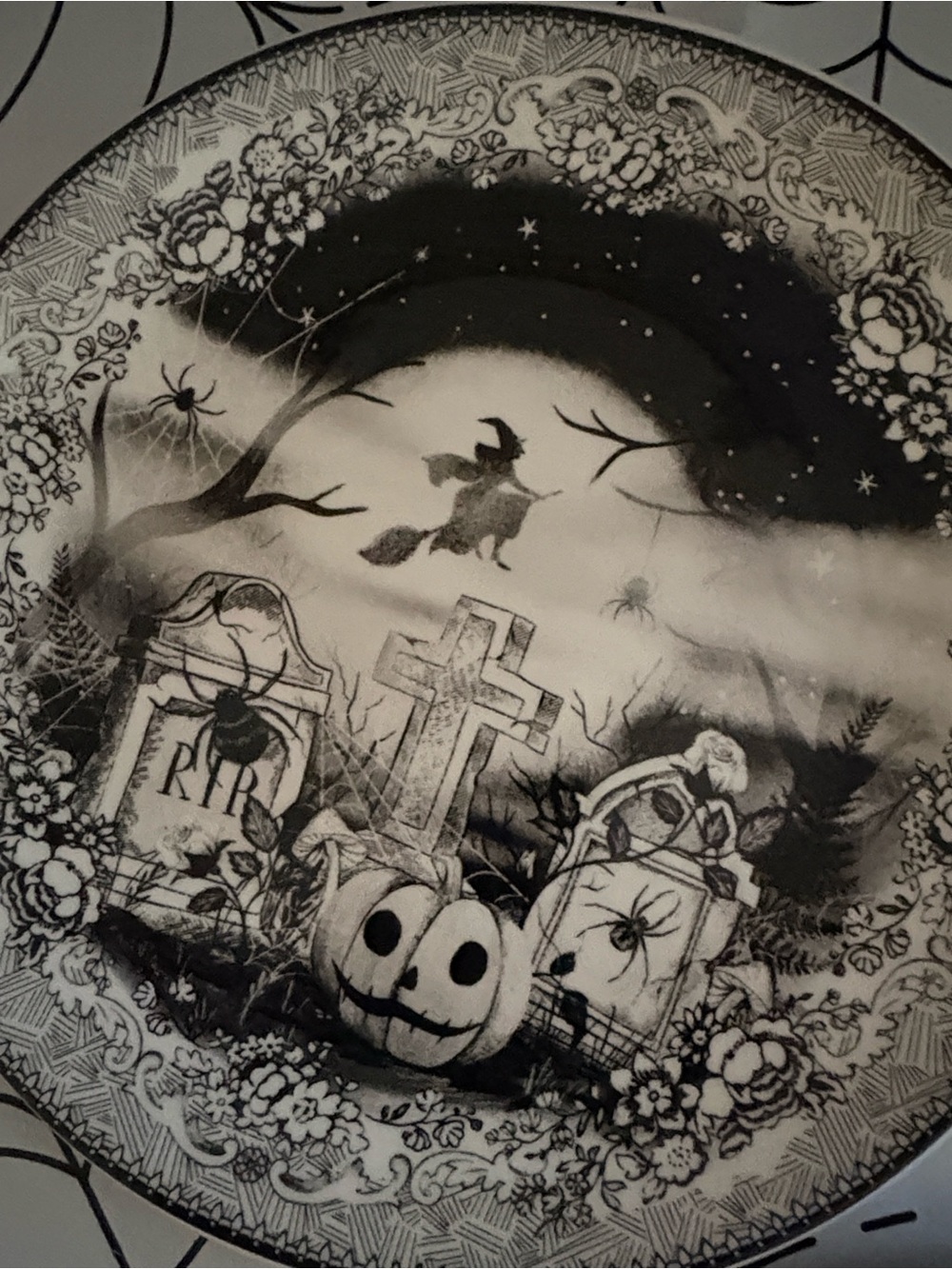 Spooky House Halloween Decorative Plate Set - Eaton Fine Dining - Picture 6 of 7